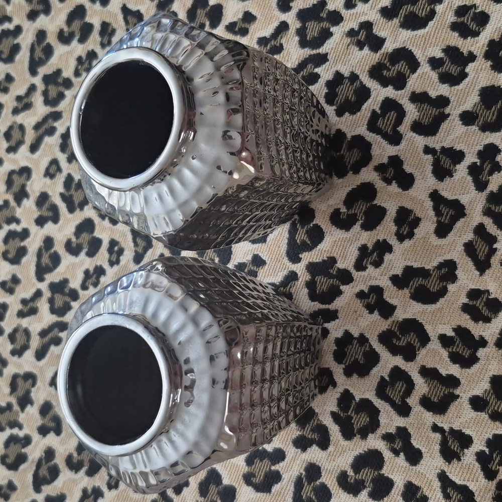 Set Of 2 Elegant Silver Textured Vases - Picture 4 of 8